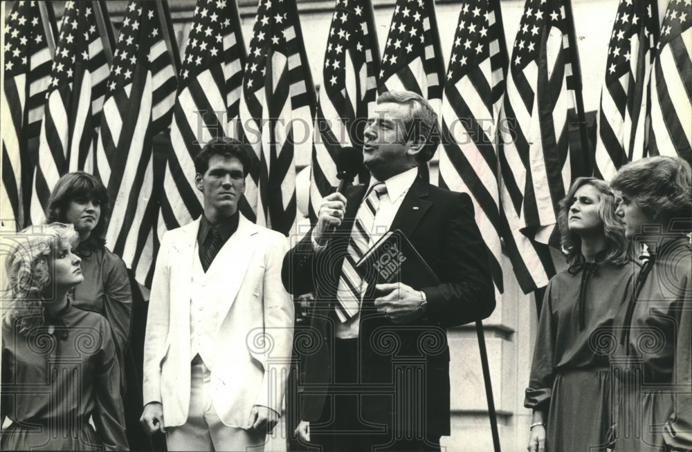 1980 Press Photo Reverend Jerry Falwell, with church members, addresses crowd. - Historic Images