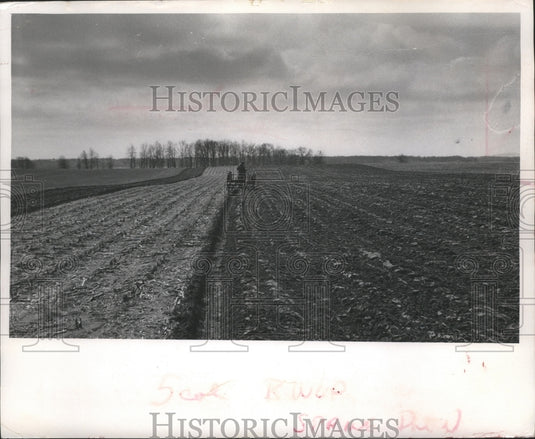 1967 Press Photo Wisconsin farmer Fritz Kendall plowing his fields - mjb04146 - Historic Images