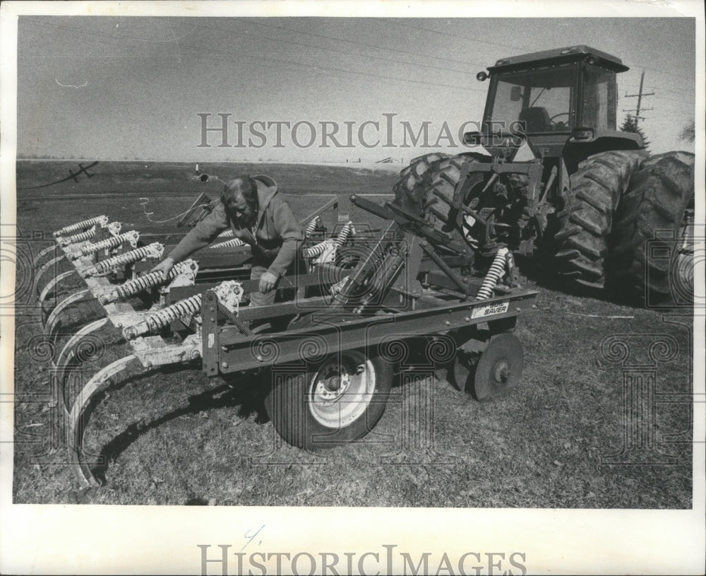 1978 Press Photo Gary Wagner checks a soilsaver on his family farm - Historic Images