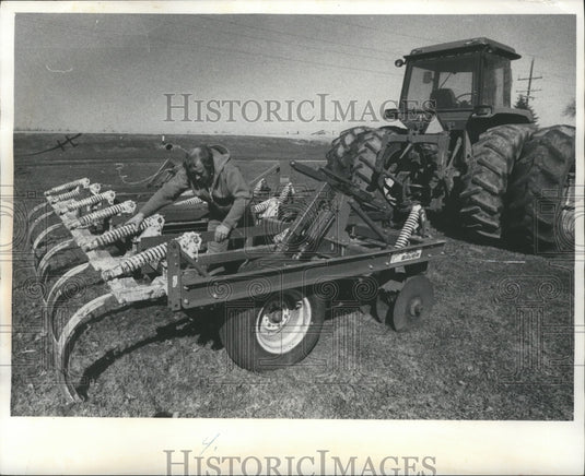 1978 Press Photo Gary Wagner checks a soilsaver on his family farm - Historic Images