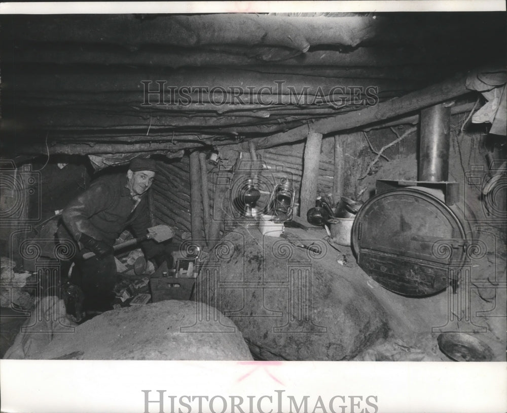1972 Press Photo Deputy Sheriff Scottie Wilson in a 10 by 14 foot cave - Historic Images