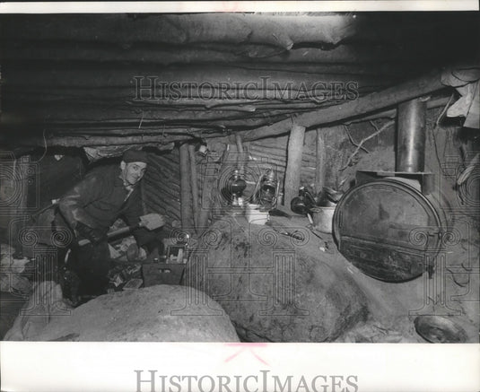 1972 Press Photo Deputy Sheriff Scottie Wilson in a 10 by 14 foot cave - Historic Images