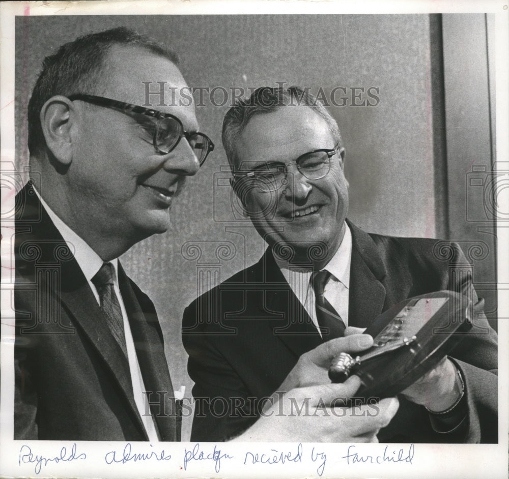 1965 Press Photo Judge Reynolds admires plaque received by Justice Fairchild - Historic Images