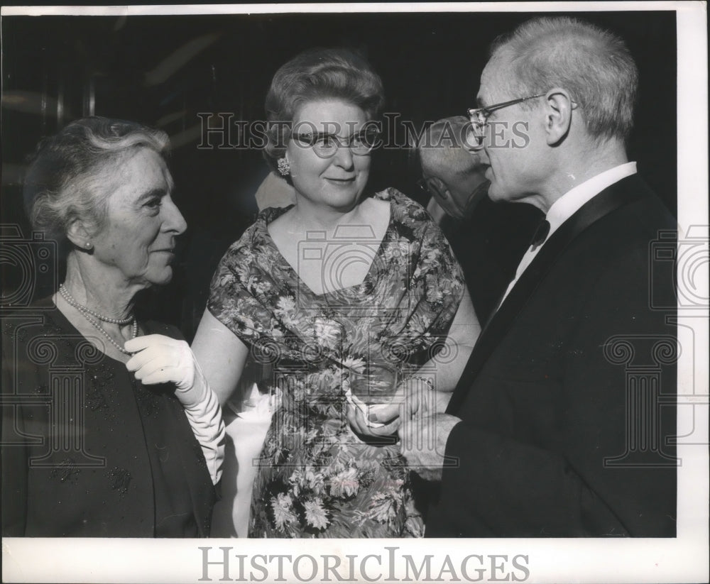 1968 Press Photo Mrs. Harold S. Falk of Millwaukee  at a party with friends - Historic Images