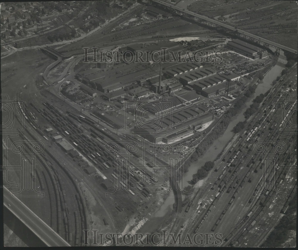 1945 Press Photo Falk Corporation, Milwaukee, Wisconsin, view from airplane - Historic Images