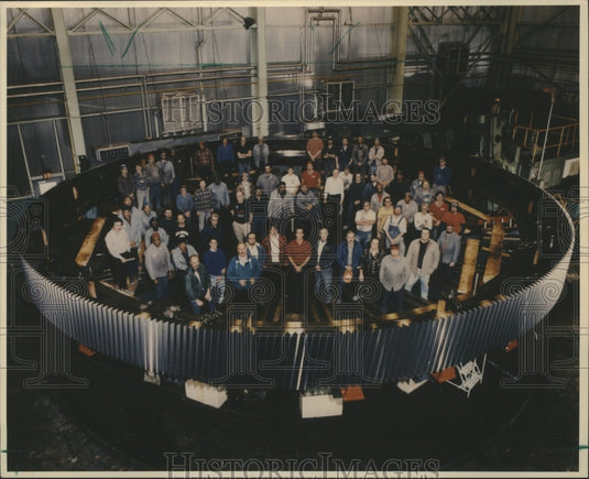 1995 Press Photo Falk Corporation group photo inside 43' Ring Gear - mjb04254 - Historic Images