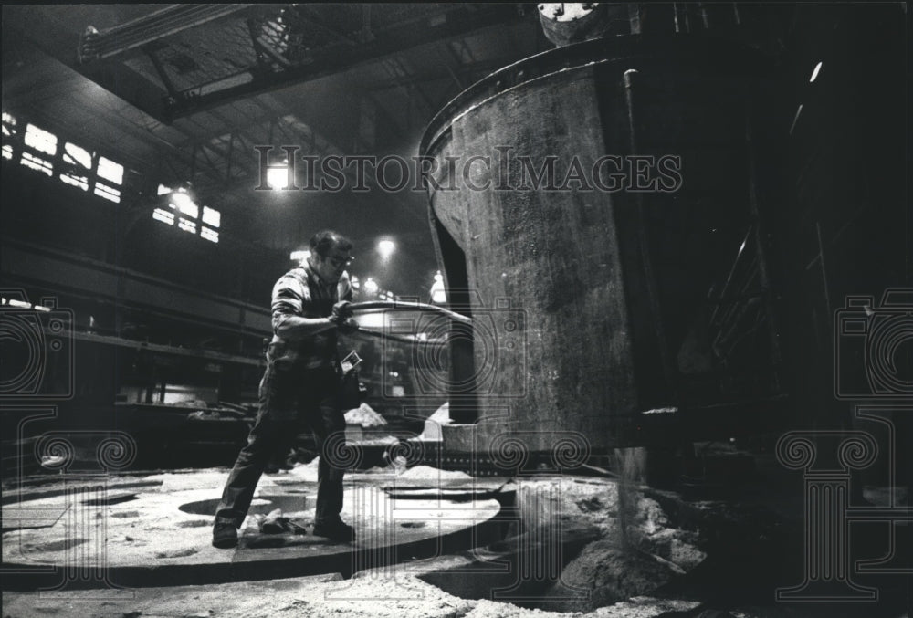 1991 Press Photo Falk Corporation, Sal Vella, a molder at the foundry. - Historic Images