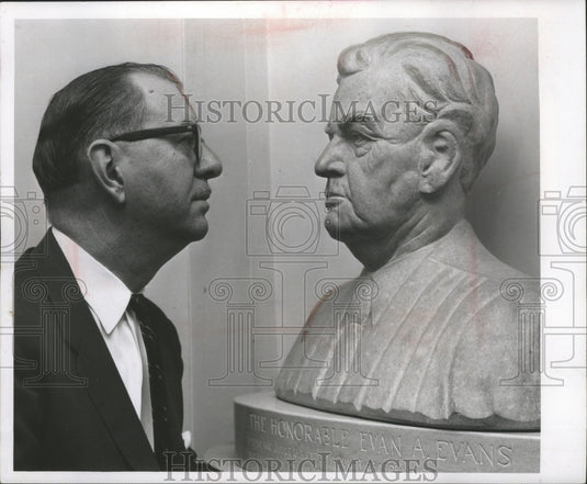 1980 Press Photo Orrin Bryan Evans son of Evan A Evans views bust of late father - Historic Images