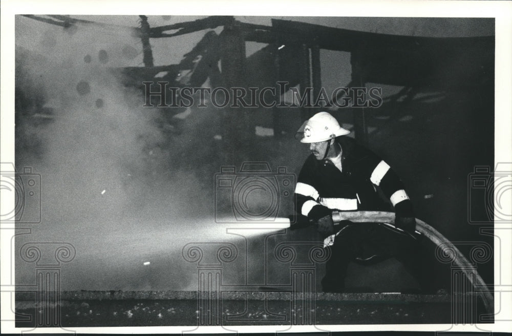 1986 Press Photo firefighter sprays at the Nokoma Towers in Madison, Wisconsin - Historic Images