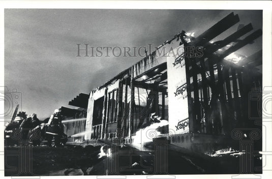 1986 Press Photo firefighters at the Nakoma Towers in Madison, Wisconsin - Historic Images