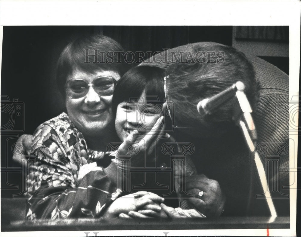 1991 Press Photo Patricia and Wayne Dons with Adopted Daughter Susan, Wisconsin - Historic Images