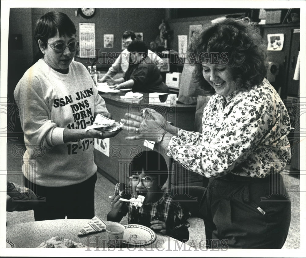 1991 Press Photo Cake is enjoyed at an adoption party - Historic Images