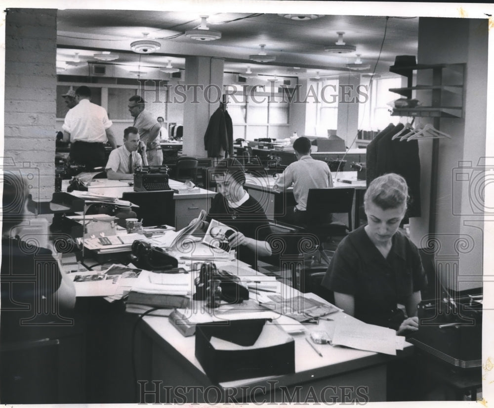 1962 Press Photo Milwaukee Journal and Sentinel employees work together-Historic Images