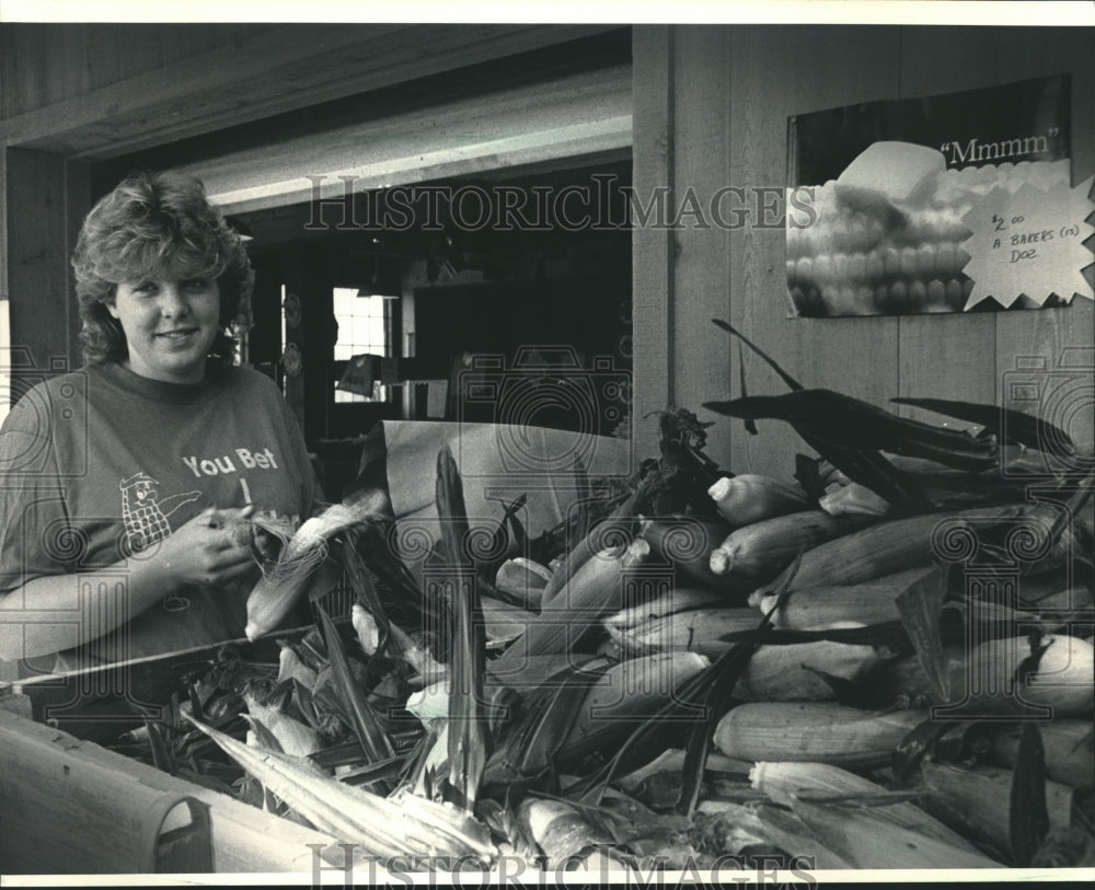 1986 Press Photo Amy Marks packs corn on her father&#39;s farm - Historic Images
