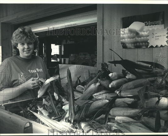 1986 Press Photo Amy Marks packs corn on her father's farm - Historic Images