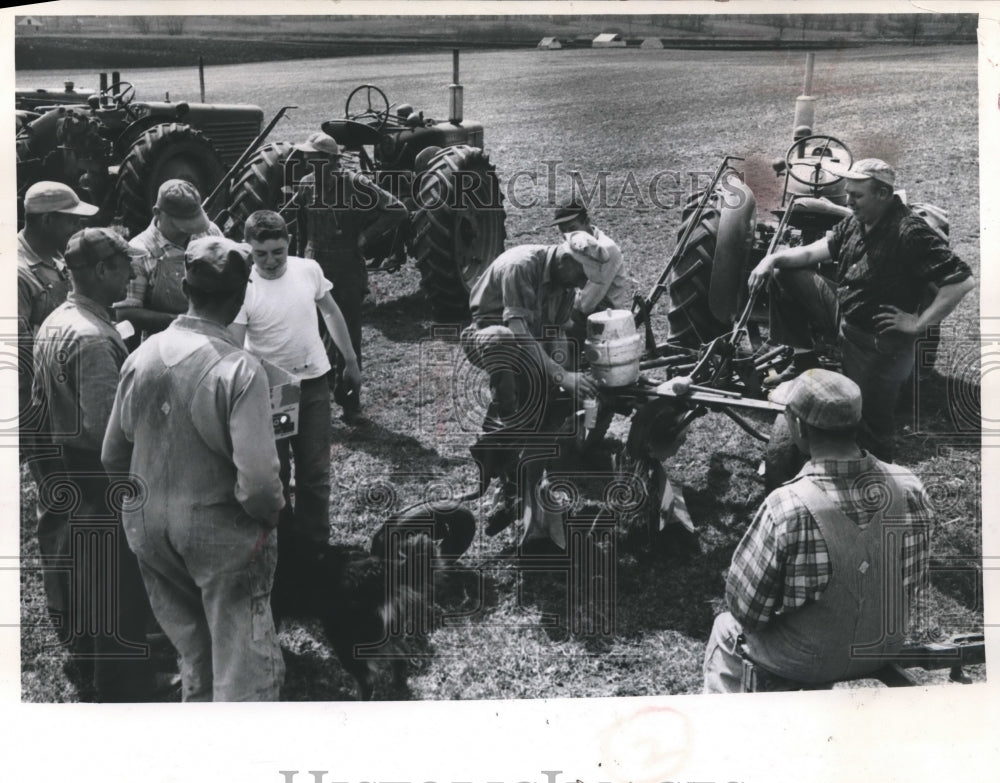 1958 Press Photo Farm workers break to drink beer from a keg in Muskego - Historic Images