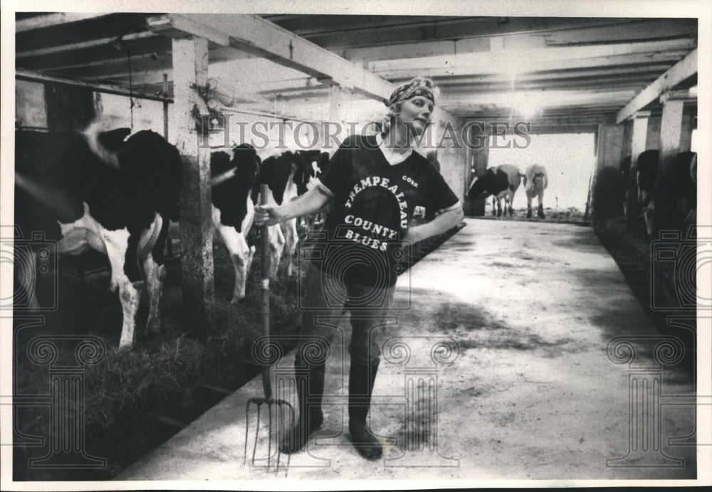 1986 Press Photo Farmer Bonnie Corcoran watches over her herd - mjb04509 - Historic Images