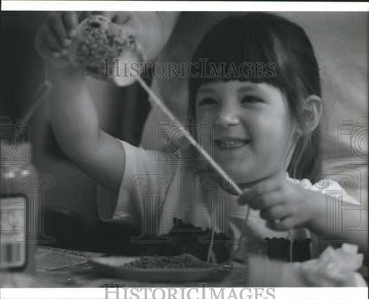 1993 Press Photo Angela Conway with Her Completed Father's Day Gift - Historic Images