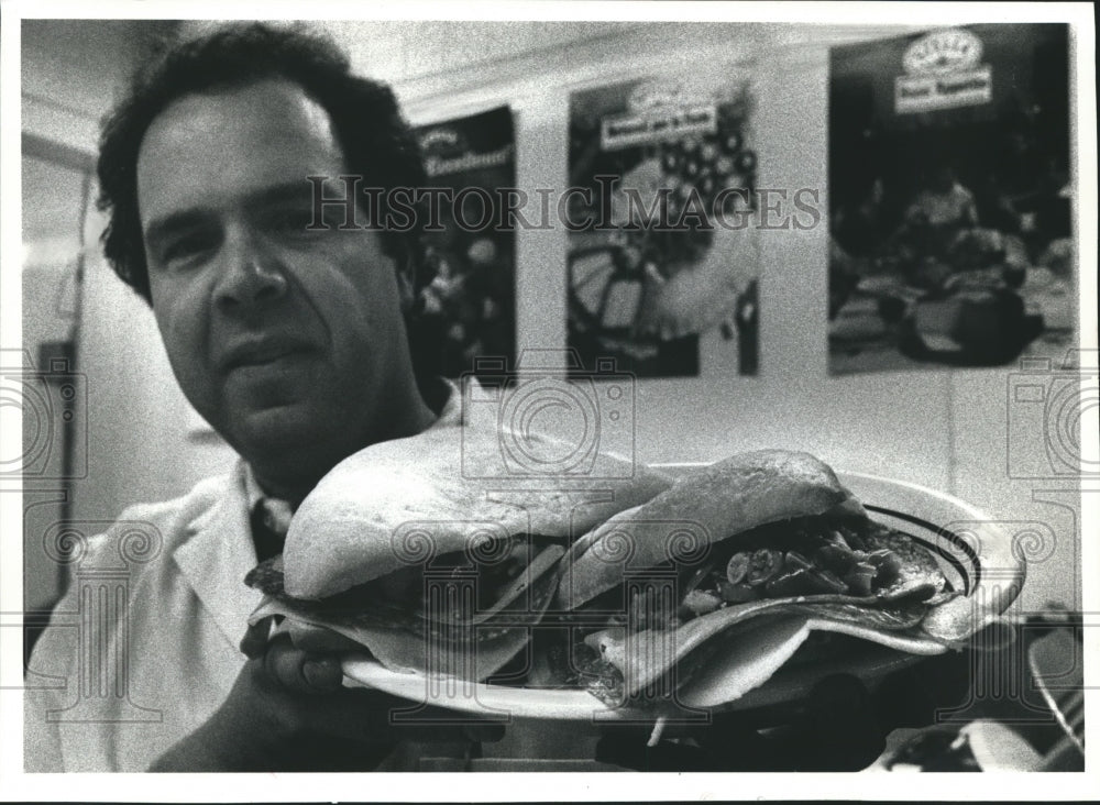 1990 Press Photo Felix Glorioso,created the Milwaukee Muf sandwich - mjb04589 - Historic Images