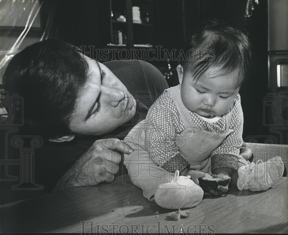 1980 Press Photo Lien Cap Kim and Bill Faro at Farmhouse - mjb04612