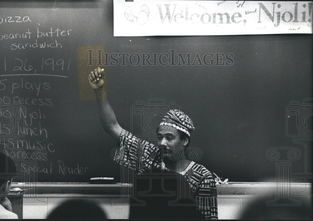 1991 Press Photo Reggie Finlayson in front of a sign welcoming him to school - Historic Images