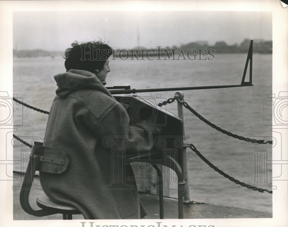 1952 Press Photo Mrs. Clarice Downing of Minewatching Service Records Explosion - Historic Images