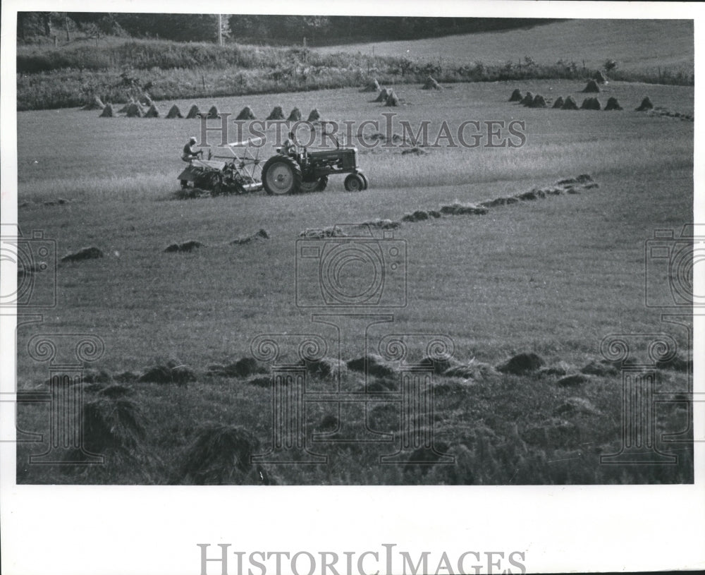 1968 Press Photo Crew Moves Across Eau Claire Field Preparing for Coming WInter - Historic Images