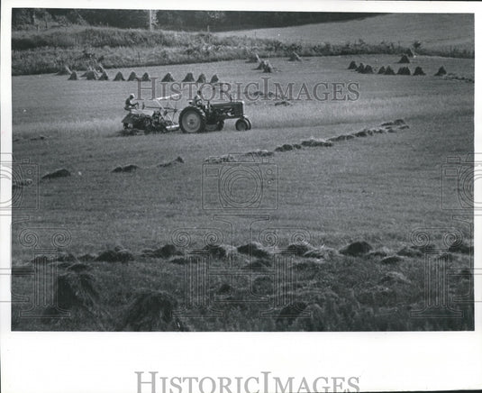 1968 Press Photo Crew Moves Across Eau Claire Field Preparing for Coming WInter - Historic Images