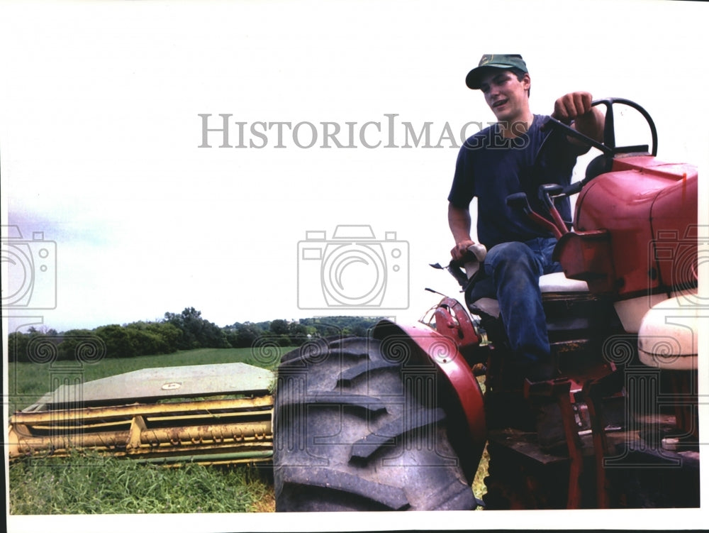 1993 Press Photo Dan Craig of Vernon Works on His Father's Farm Mowing Hay - Historic Images