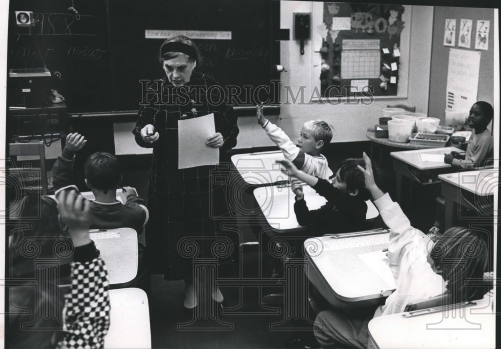 1988 Press Photo Richards School - Evelyn Ann Fefer Teaches Class - mjb04737 - Historic Images