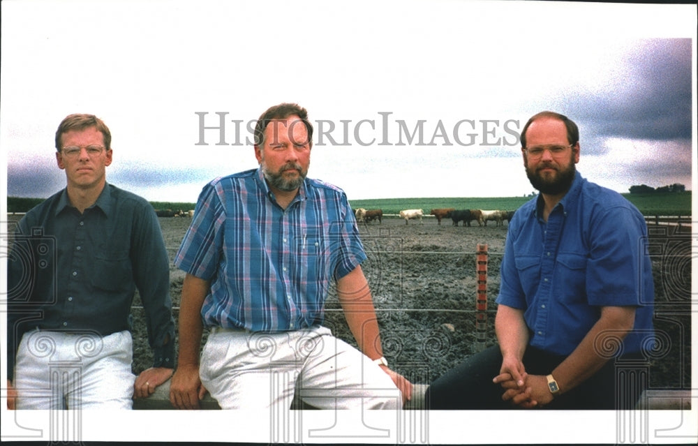 1994 Press Photo Stanley D.Feekes and Lee VanVeldhuizen say Firstar responsible. - Historic Images