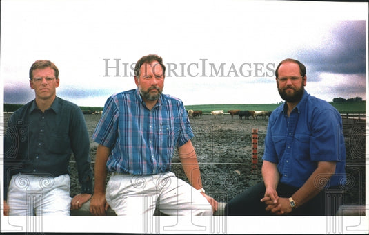 1994 Press Photo Stanley D.Feekes and Lee VanVeldhuizen say Firstar responsible. - Historic Images
