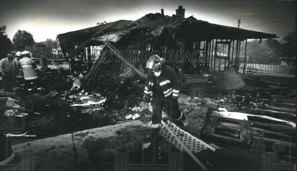 1990 Press Photo Cedarburg firefighters sift through debris at home explosion - Historic Images