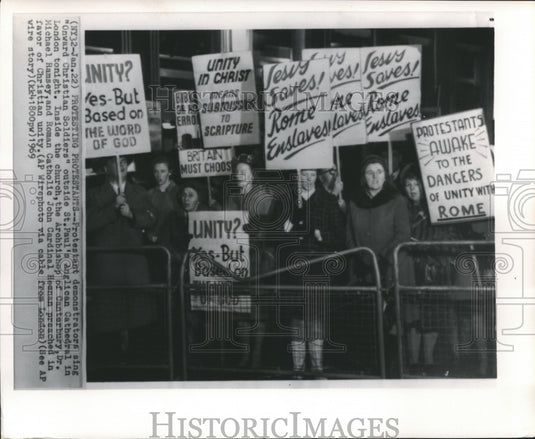 1969 Press Photo Protestant protesters outside St. Paul's Anglican Cathedral - Historic Images