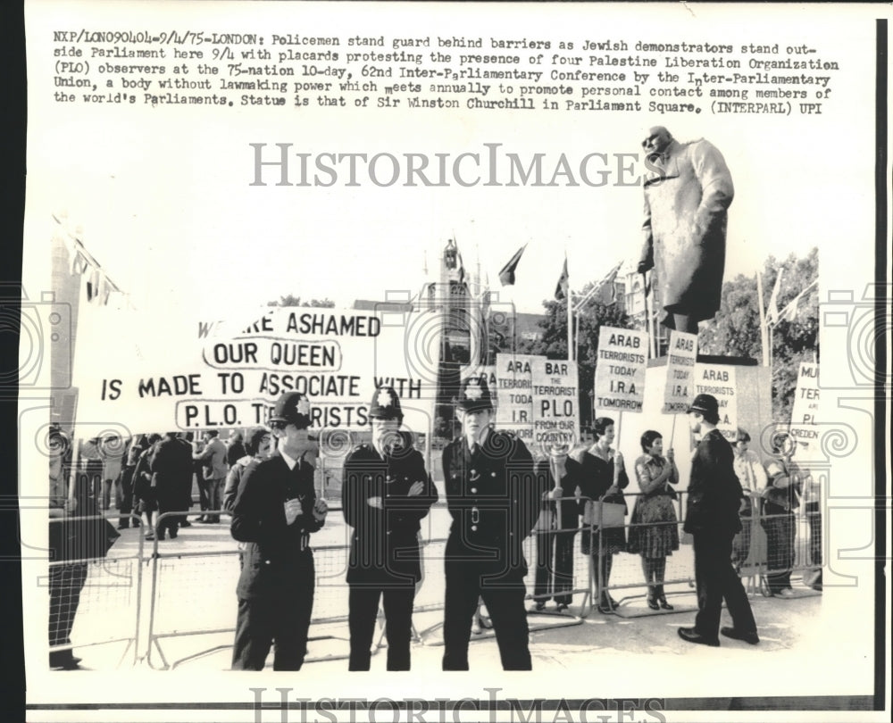 1975 Press Photo London Police in front of Parliament with Jewish protesters - Historic Images