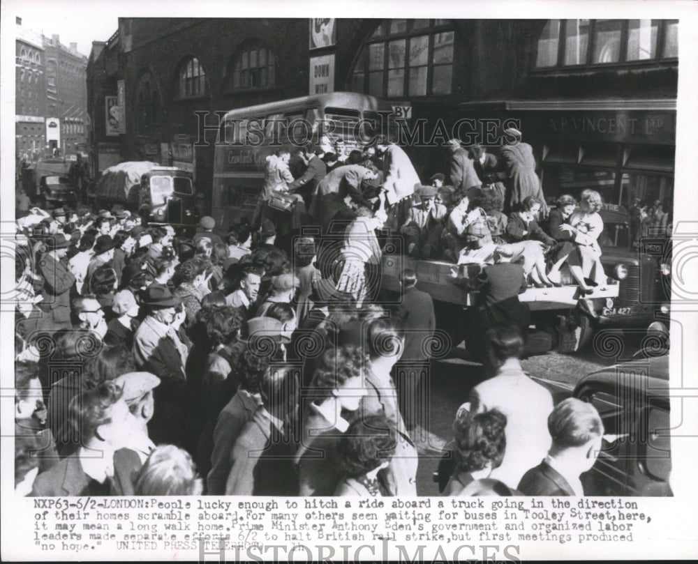 1955 Press Photo London people struggle to get home with British rail strike-Historic Images