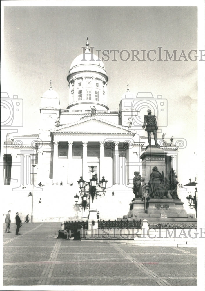 1970 Press Photo Cathedral and statue of Czar Alexander II in Helsinki, Finland - Historic Images