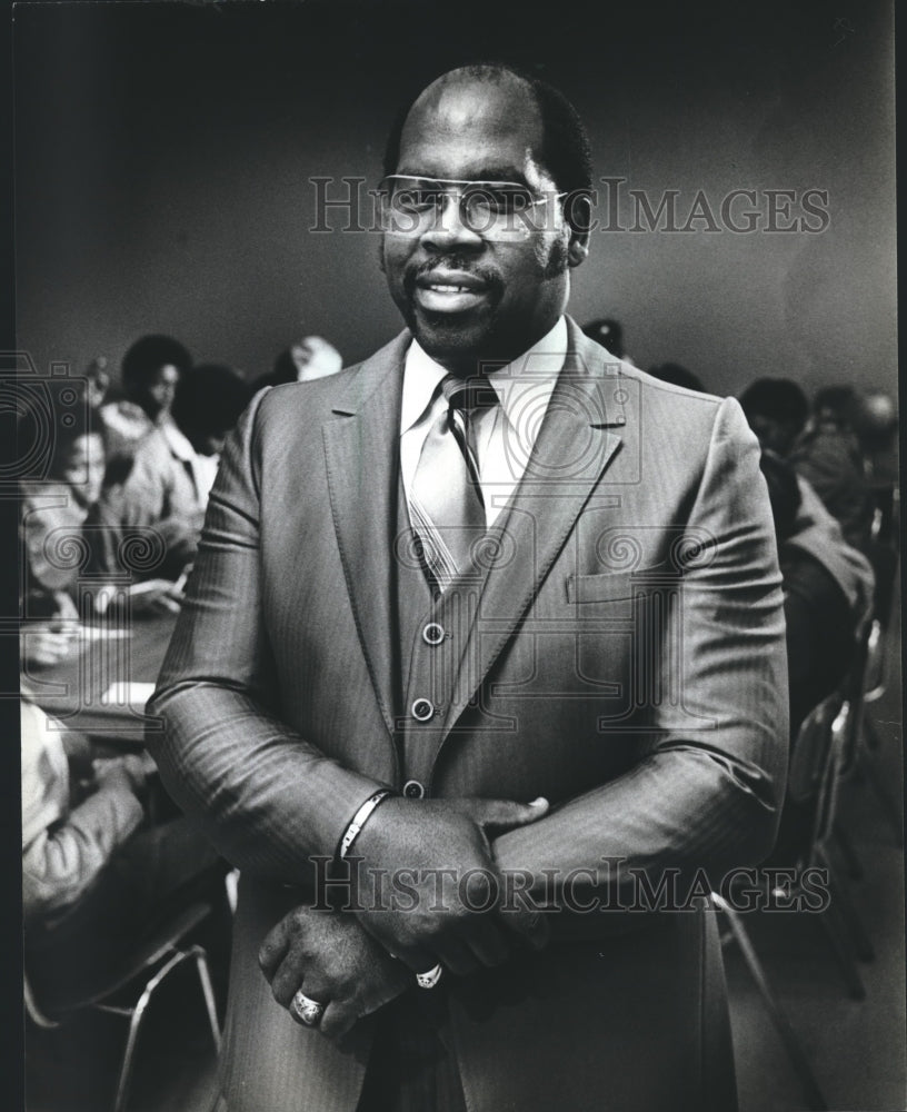 1981 Press Photo Anthony Fikes, President of Milwaukee Satellite Industries, LLC - Historic Images