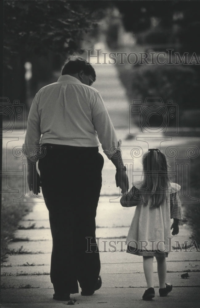 1984 Press Photo Father &amp; daughter take a walk in Milwaukee - mjb05041 - Historic Images