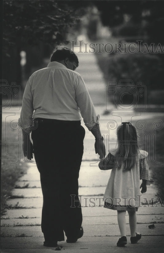 1984 Press Photo Father & daughter take a walk in Milwaukee - mjb05041 - Historic Images