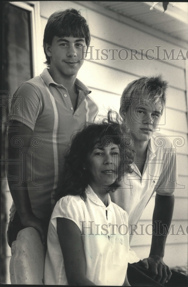 1986 Press Photo Linda Weber and her sons, Tom and Owen, Milwaukee - Historic Images