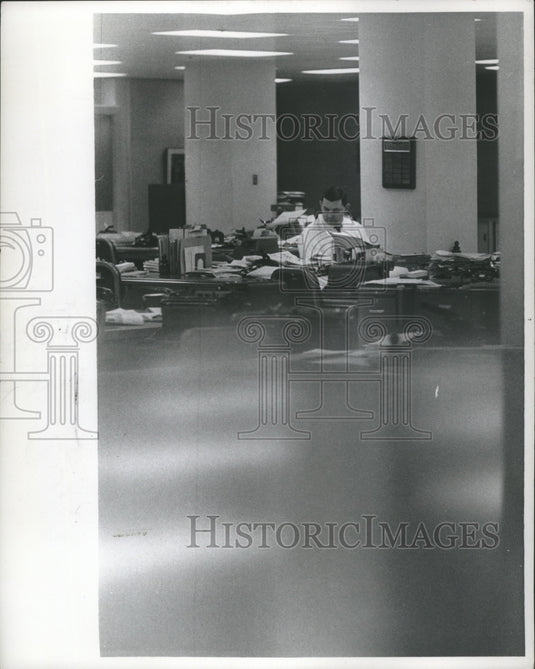 1966 Press Photo Dick Budelman, Milwaukee Journal reporter, "catching up" - Historic Images