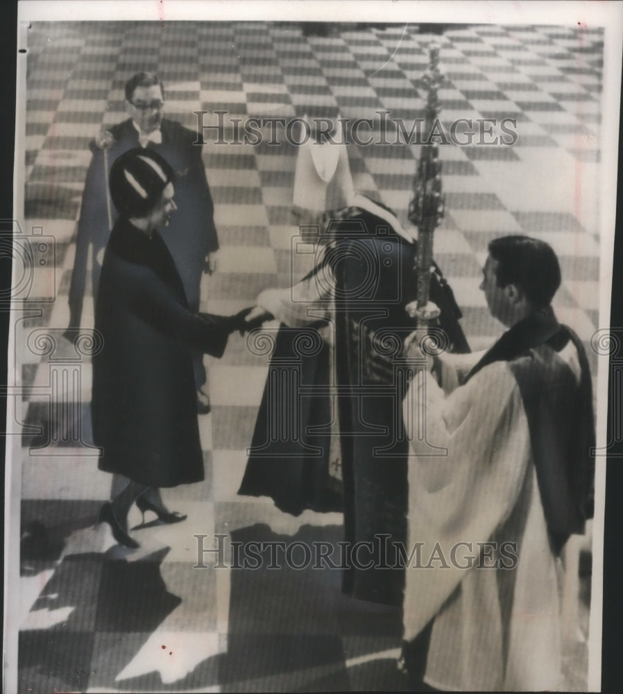 1968 Press Photo Princess Margaret greeted by archbishop of Canterbury in London - Historic Images