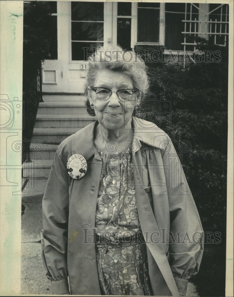 1986 Press Photo Ethel Farrell, volunteer, spends days helping others, Milwaukee - Historic Images