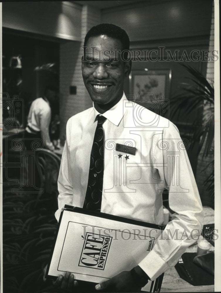 1993 Press Photo Eric Farmer, Cafe Espresso host in Marc Plaza Hotel, Milwaukee - Historic Images