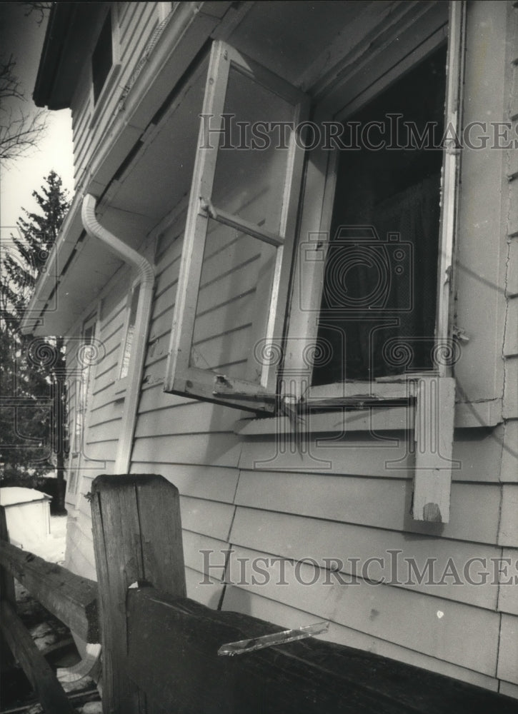1991 Press Photo Explosion knocks 2 walls off foundation of house in Pewaukee - Historic Images