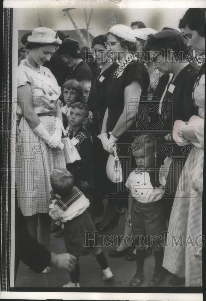 1959 Press Photo Queen Elizabeth with families of fishermen in New Brunswick - Historic Images