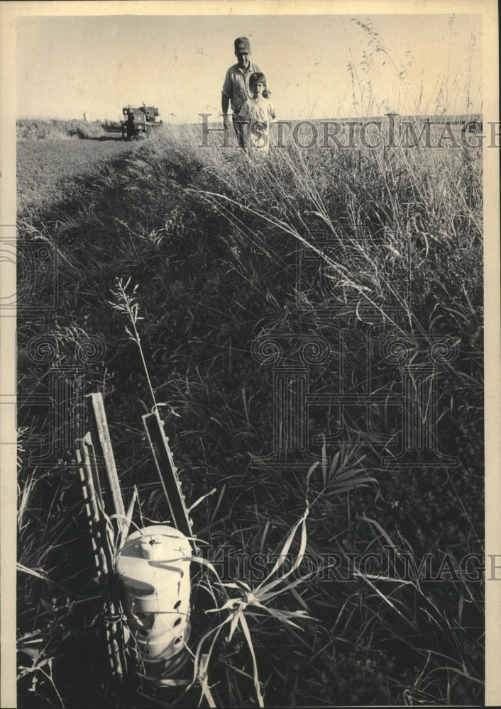 1984 Press Photo Gerald Weiss and son, Eric, on their Grant County Farm - Historic Images