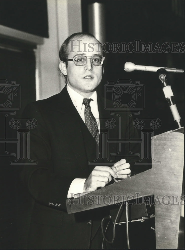 1981 Press Photo Peter Ferraro, Washington Lawyer Talks About Social Security - Historic Images