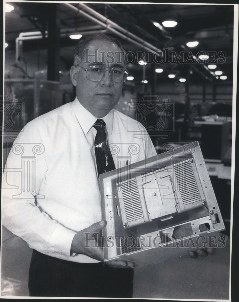 1994 Press Photo Will Fernandez of Vacuum Technologies with Electronics Case - Historic Images